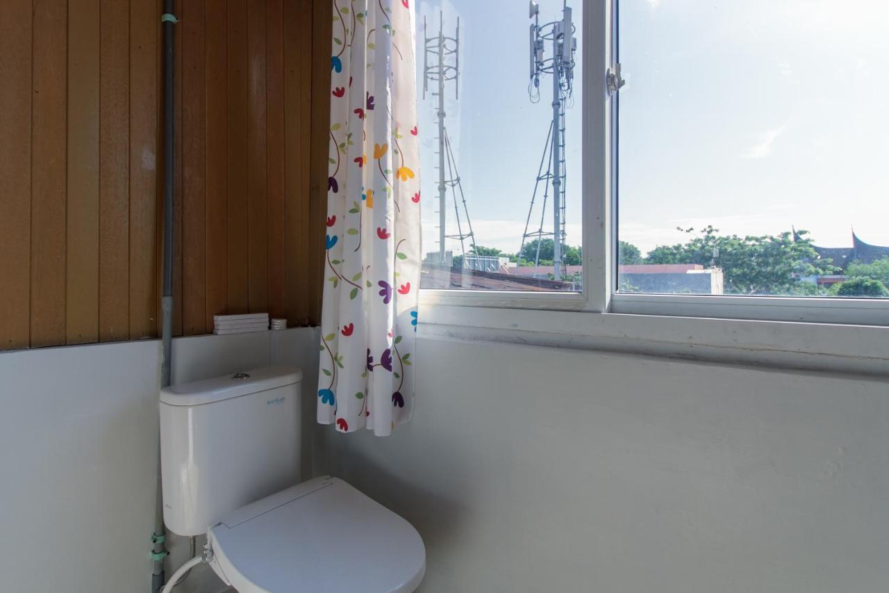 Hotel Reddoorz Near Jalan Sudirman Padang Exterior foto