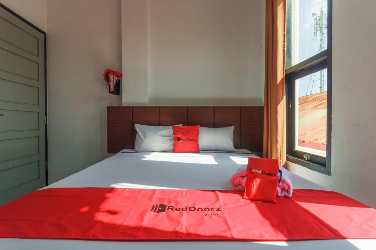 Hotel Reddoorz Near Jalan Sudirman Padang Exterior foto