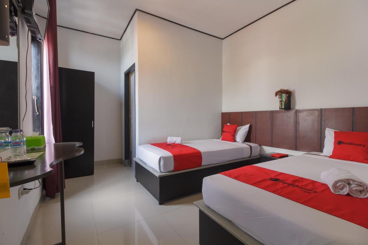 Hotel Reddoorz Near Jalan Sudirman Padang Exterior foto