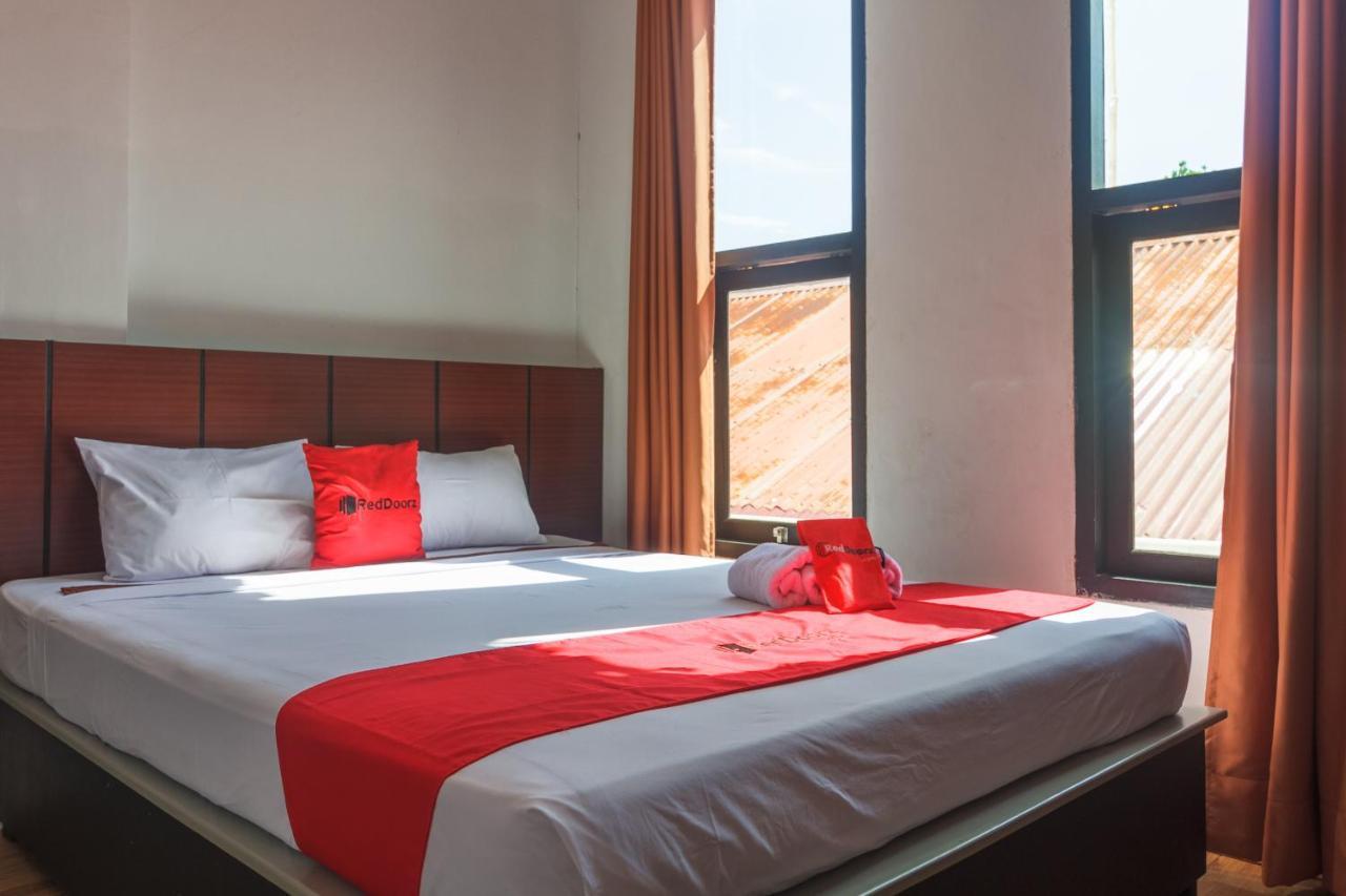 Hotel Reddoorz Near Jalan Sudirman Padang Exterior foto
